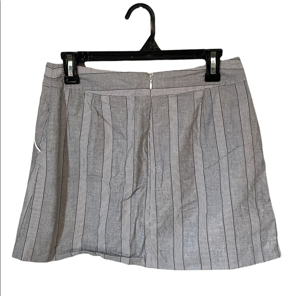 Banana Republic Size 4 Skirt with zipper in back and pockets - Picture 2 of 5